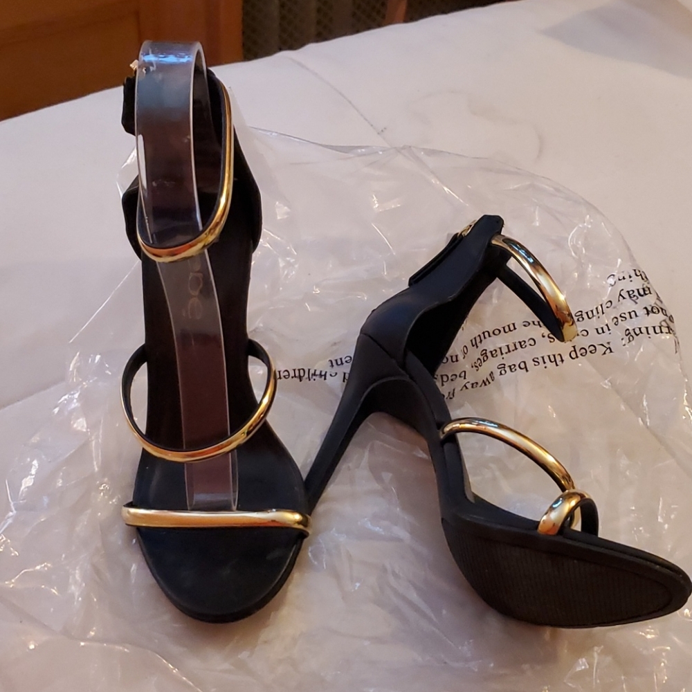 NWOT Bebe black and gold heels size 5